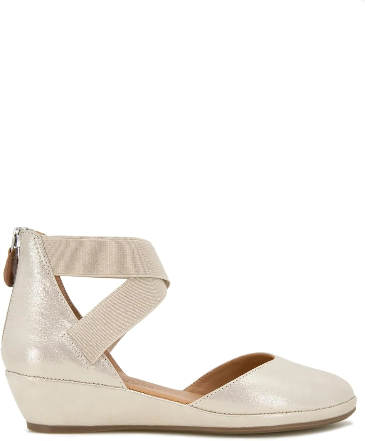 Gentle Souls by Kenneth Cole Women's Noa Wedge Sandal