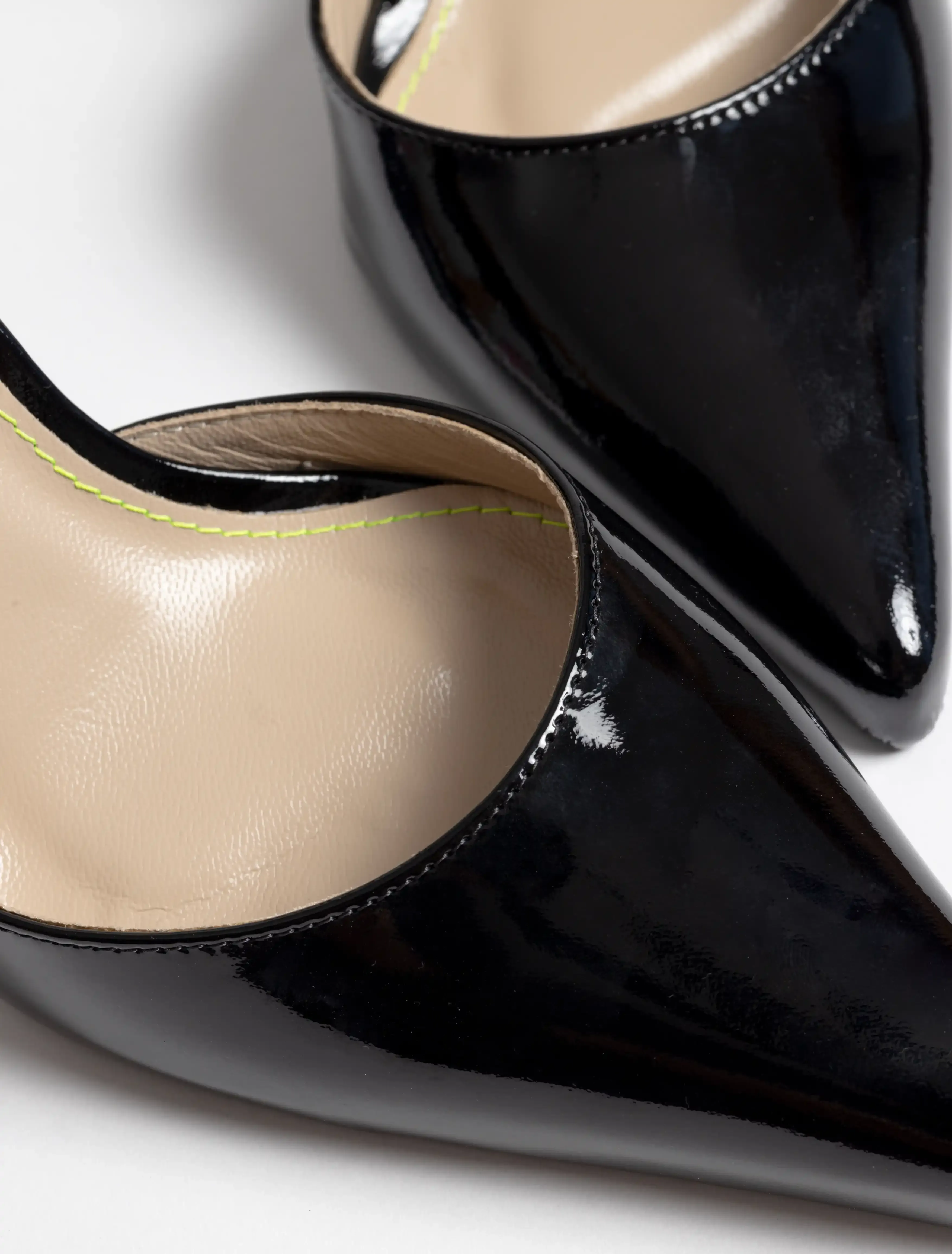 Praia Pump in Patent Black