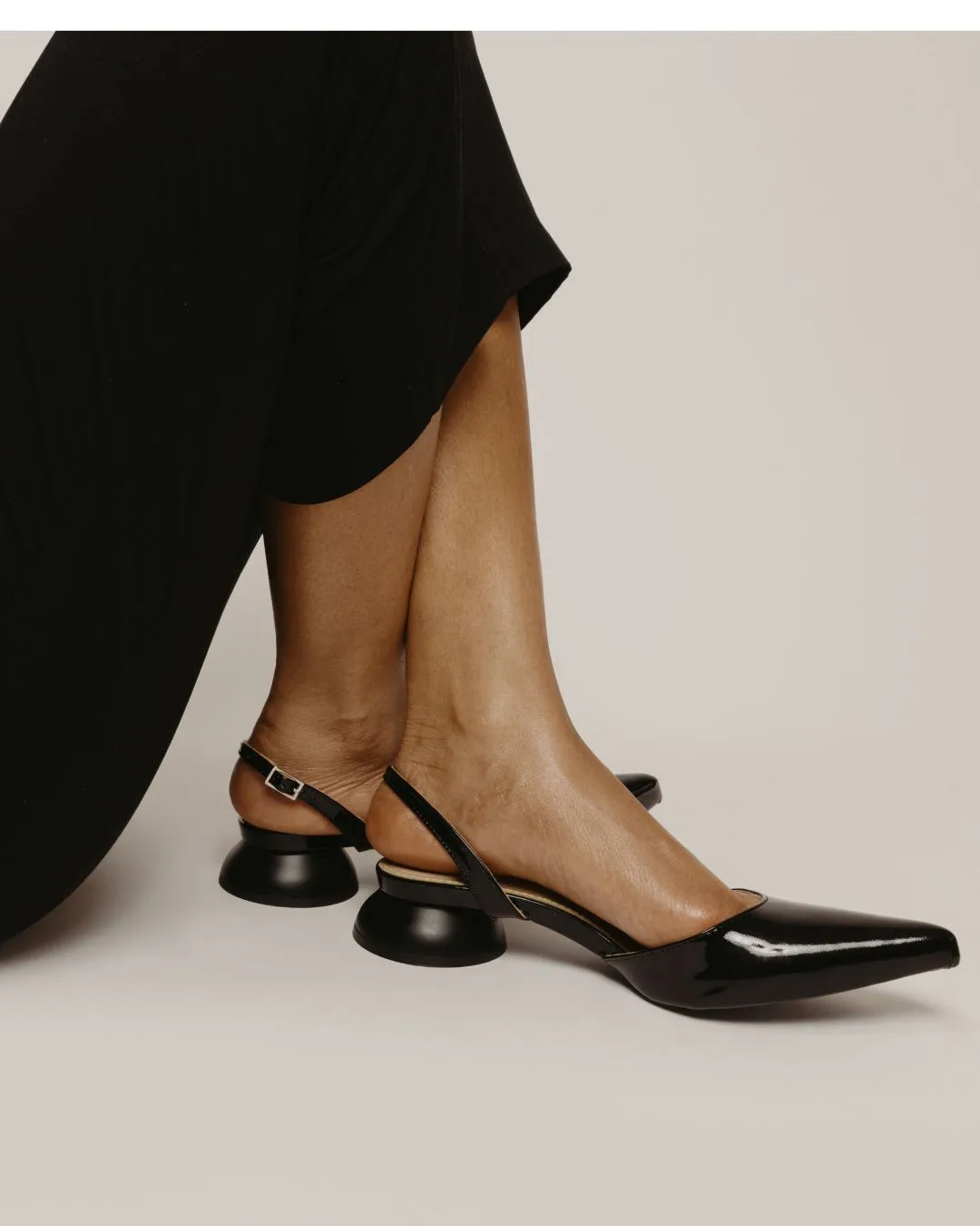 Praia Pump in Patent Black