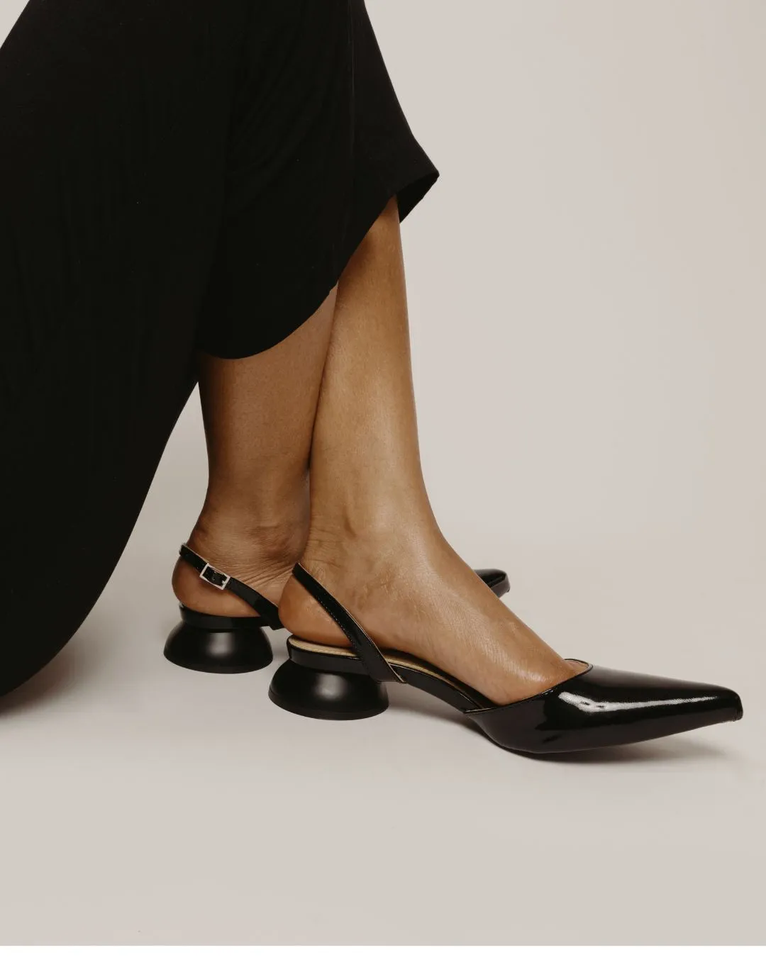Praia Pump in Patent Black